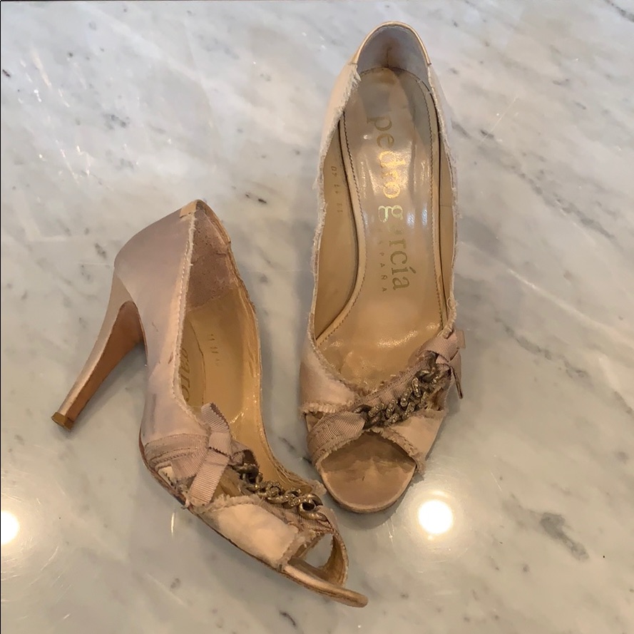 Pumps In Silk And Gold Swarovski Hardware